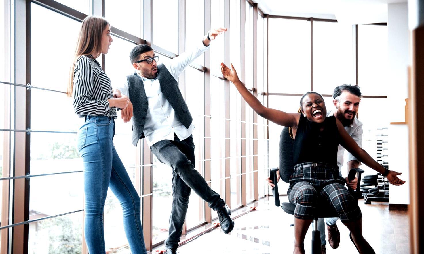 Conferencia de análisis geopolítico con expertos internacionales